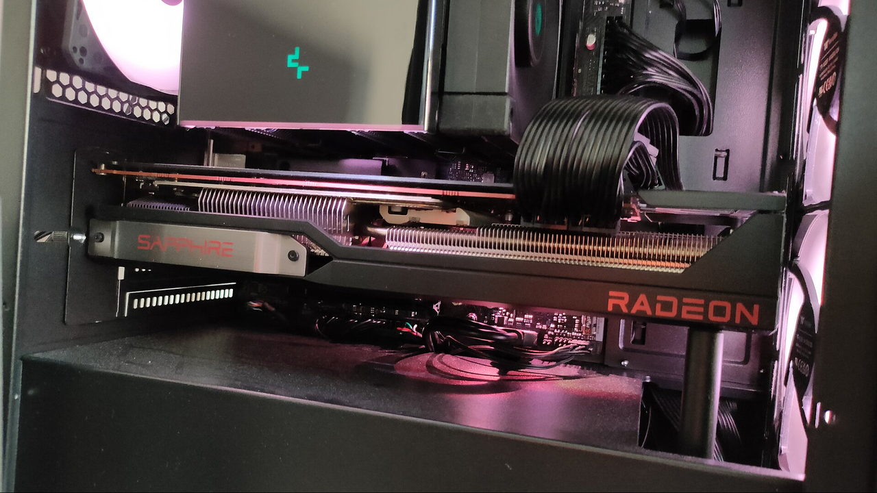 PC 内の使用済み AMD RX 6800 XT グラフィックス カード。