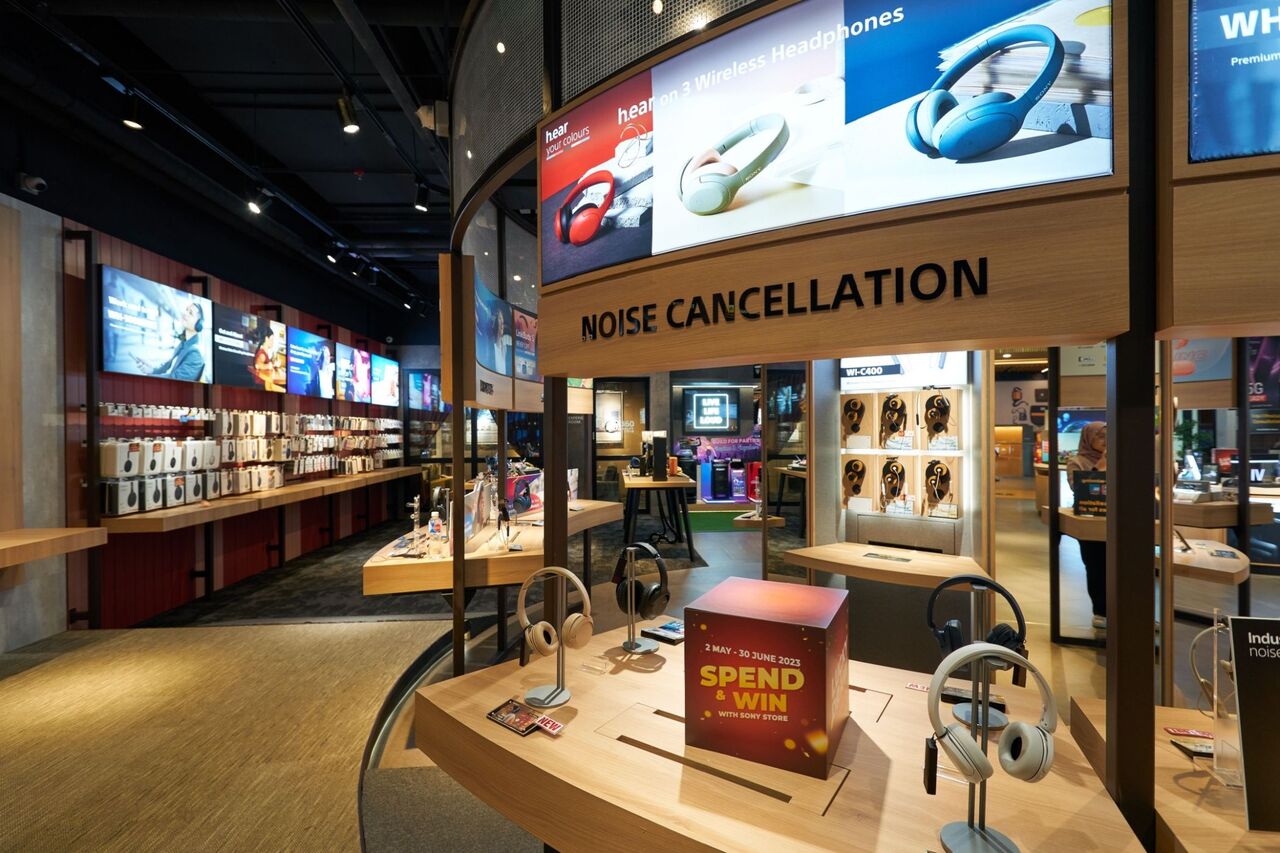   ららぽーとブキッビンタンシティセンターのソニーストアに展示されているグッズ。