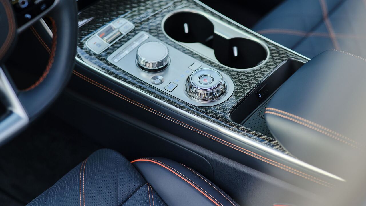 2026 ジェネシス GV70 のドライバー コントロールのクローズ アップ ショット。