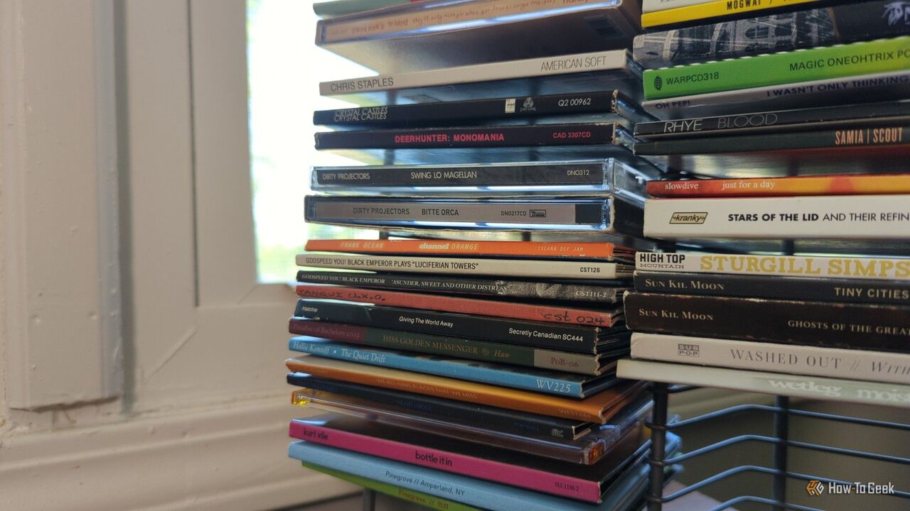 ワイヤーラックのCDホルダーに数枚のアルバム。