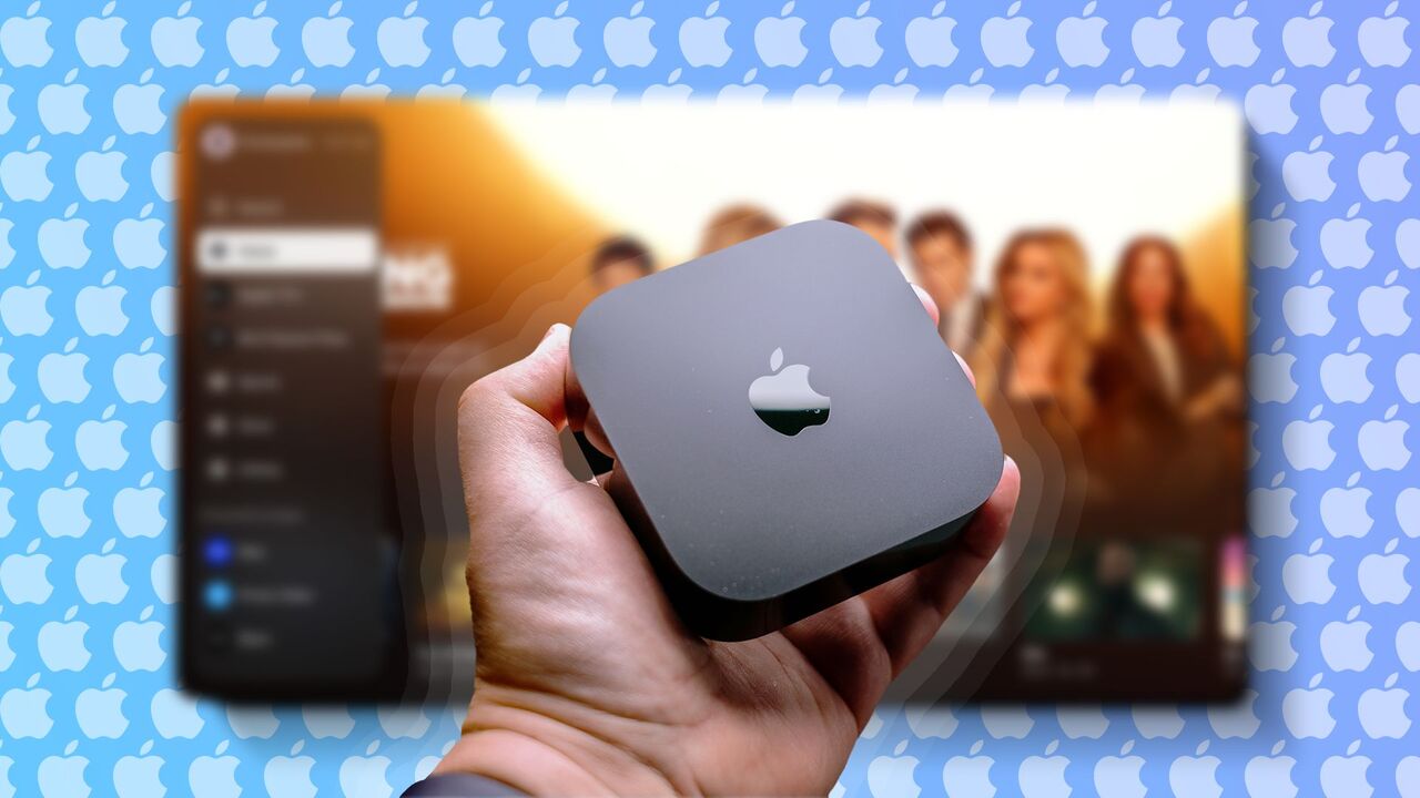 Apple TV を持つ手。背景にはぼやけたスクリーンショットといくつかの Apple ロゴが表示されます。