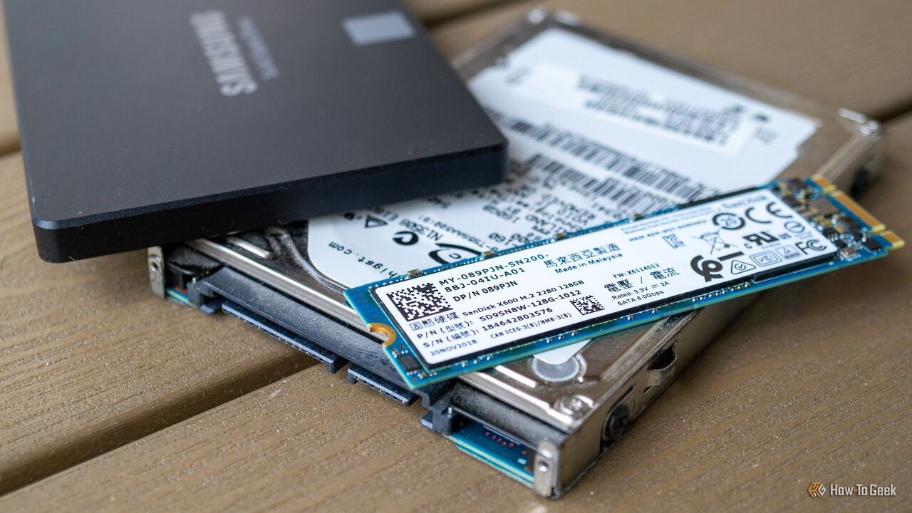 M.2 SSD および SATA ハードドライブを備えた Samsung 850 EVO SSD。