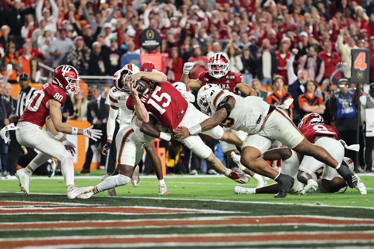 인디애나 후지어스의 페르난도 멘도사(15번)가 2026년 1월 19일 플로리다주 마이애미 가든의 하드록 스타디움에서 열린 2026 대학 풋볼 플레이오프 내셔널 챔피언십에서 마이애미 허리케인스를 상대로 4쿼터 터치다운을 위해 다이빙합니다.