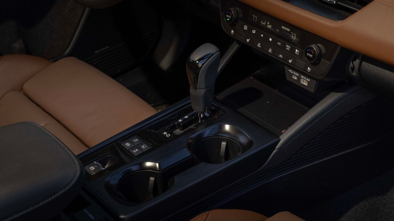 2026 スバル アウトバックのギア セレクターのクローズ アップ ショット。