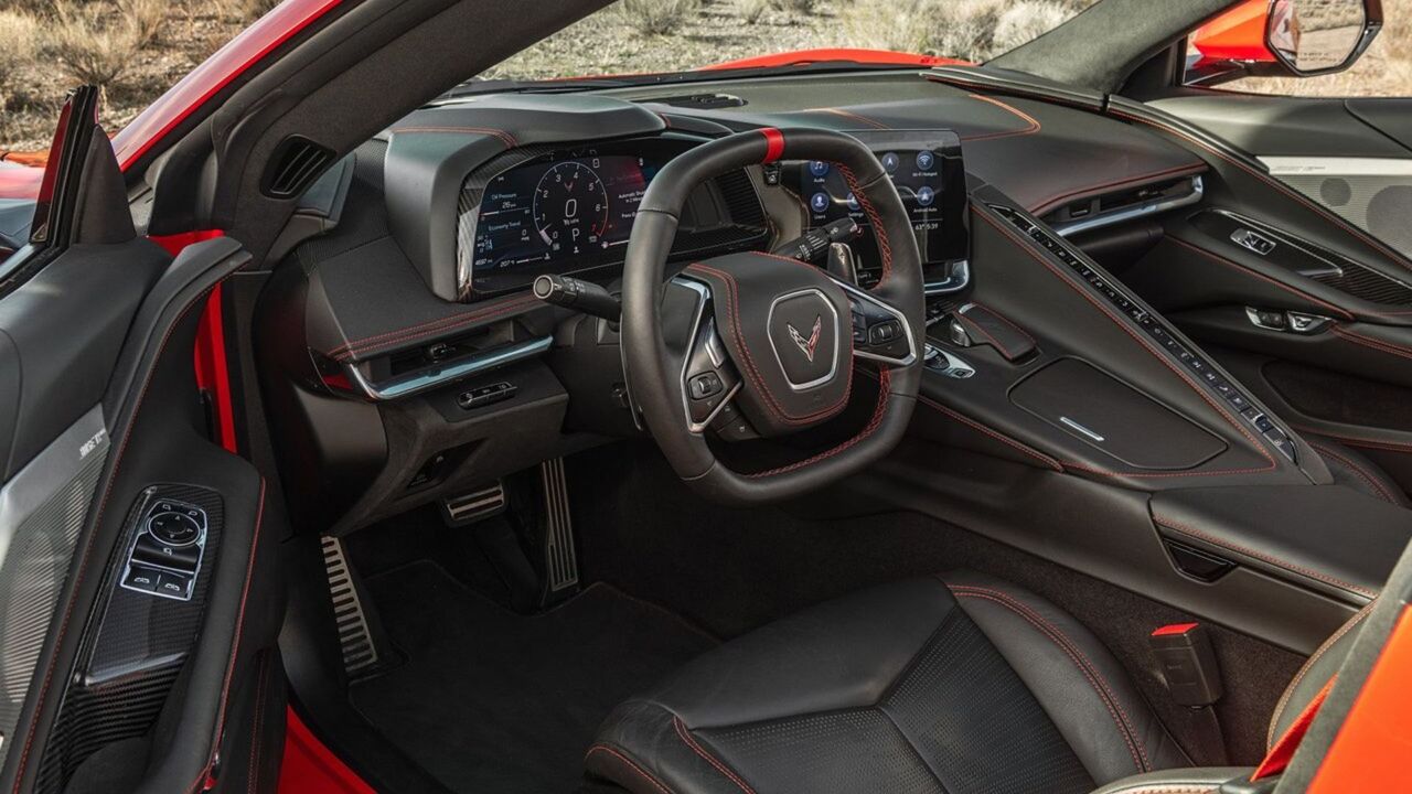 2020 シボレー コルベット C8 スティングレイのキャビン内で撮影。