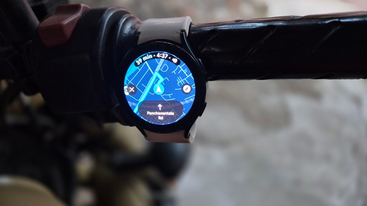 自転車のハンドルに縛り付けられたSamsung Galaxy Watch 4。