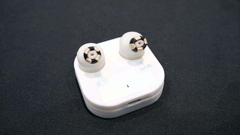 Naox의 프로토타입 TWS 이어버드 센서.