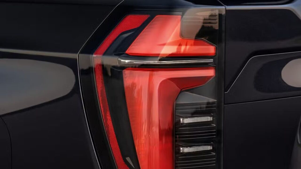 2025 シボレー サバーバンのテールライトの背面ショット