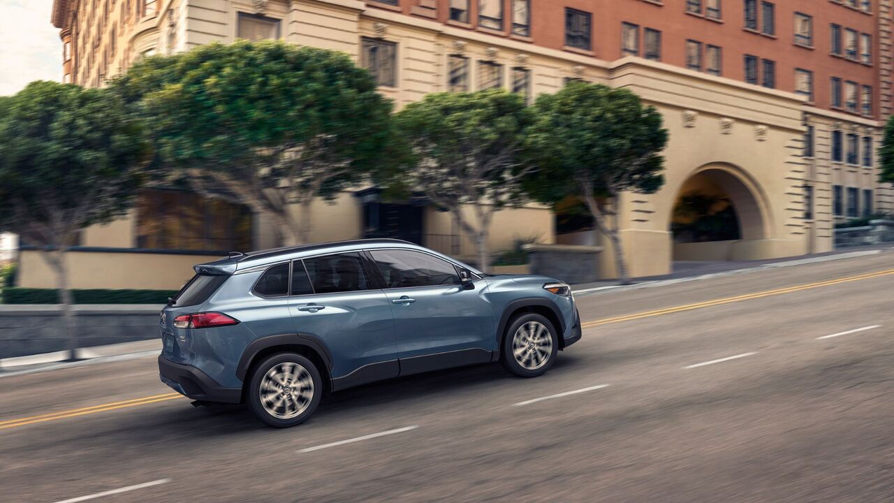 ブルーの 2025 トヨタ カローラ クロス XLE のダイナミックなリア 3/4 ショット。