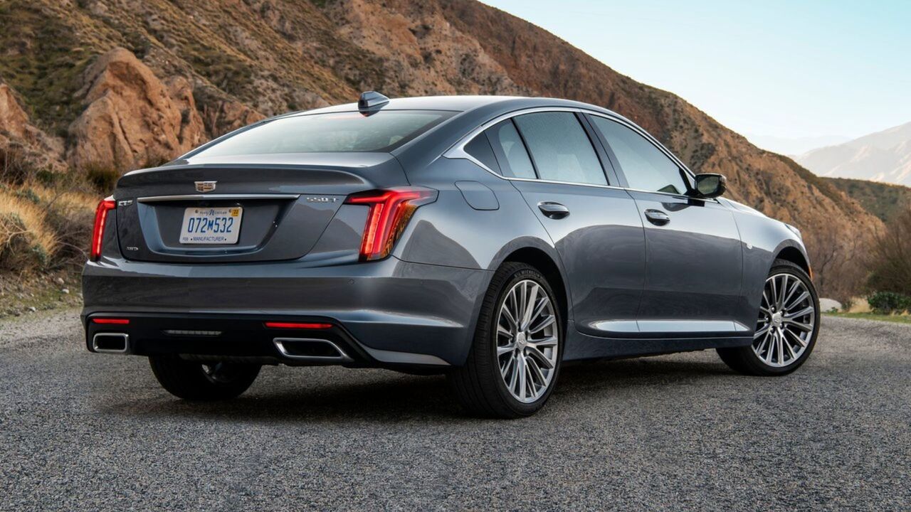 グレーの 2020 キャデラック CT5 の静的なリア 3/4 ショット。