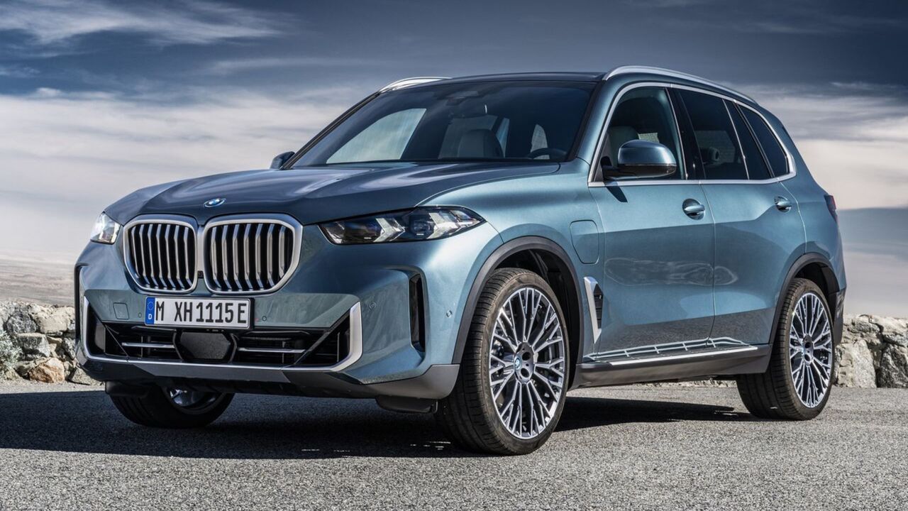 青い 2024 BMW X5 の静的なフロント 3/4 ショット。