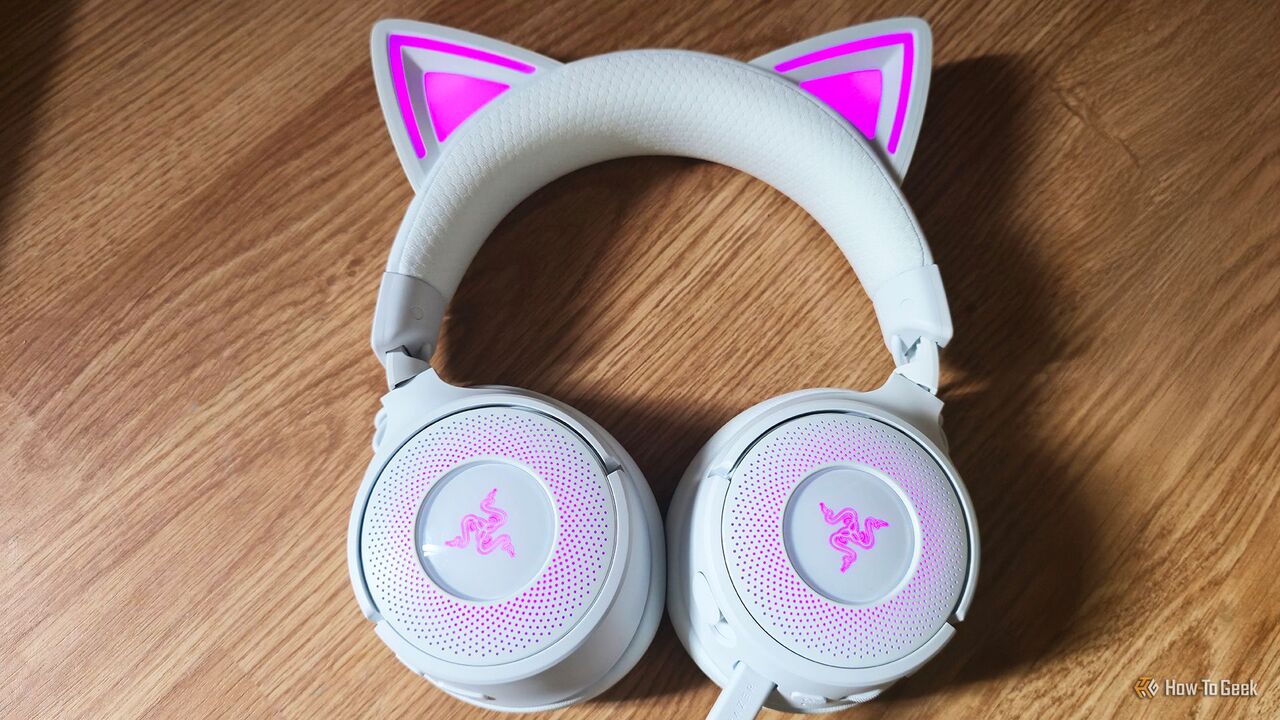 Razer Kraken Kitty V3 Pro ゲーミング ヘッドセットの RGB ライティング。