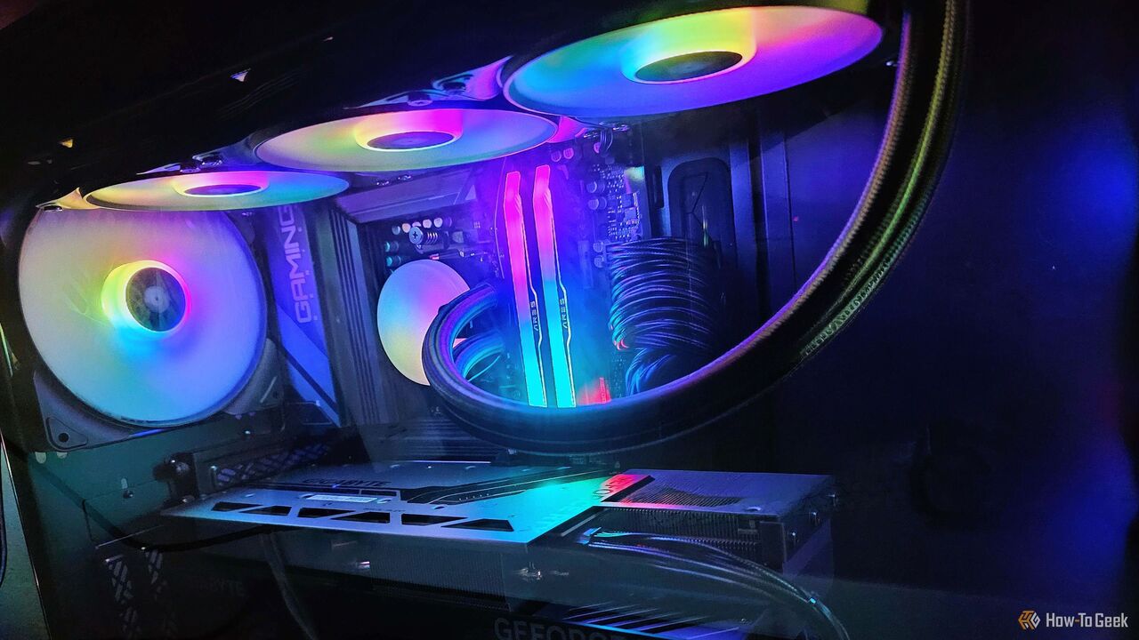 ゲーミング PC の内部。AIO クーラー、GPU、ケース ファンが示されています。