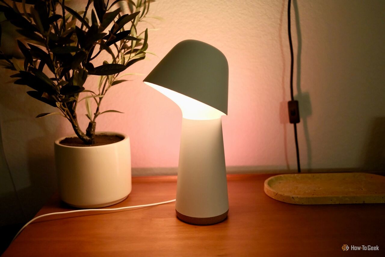 柔らかなオレンジ色の輝きを放つ Philips Hue トワイライト。