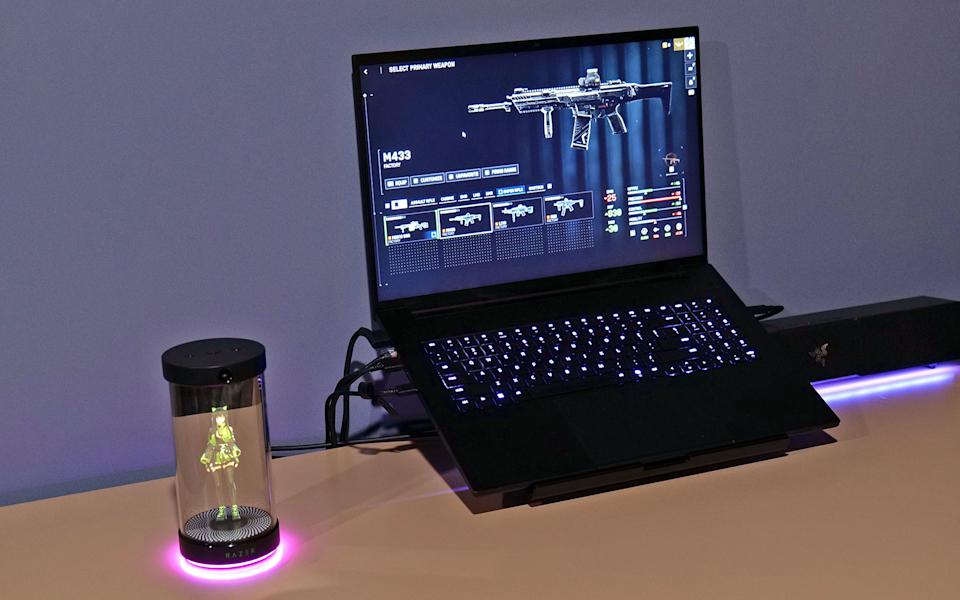 Project Ava의 새로운 주변 장치는 AI 동료의 5.5인치 홀로그램을 표시할 수 있는 원통형입니다.