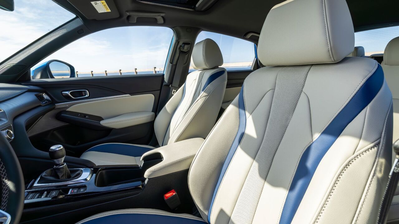 2026 Acura Integra A-Spec Tech の前部座席のショット。