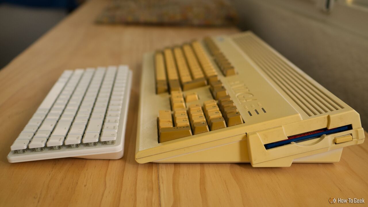 Raspberry Pi 500+ と Amiga A1200 を並べて。