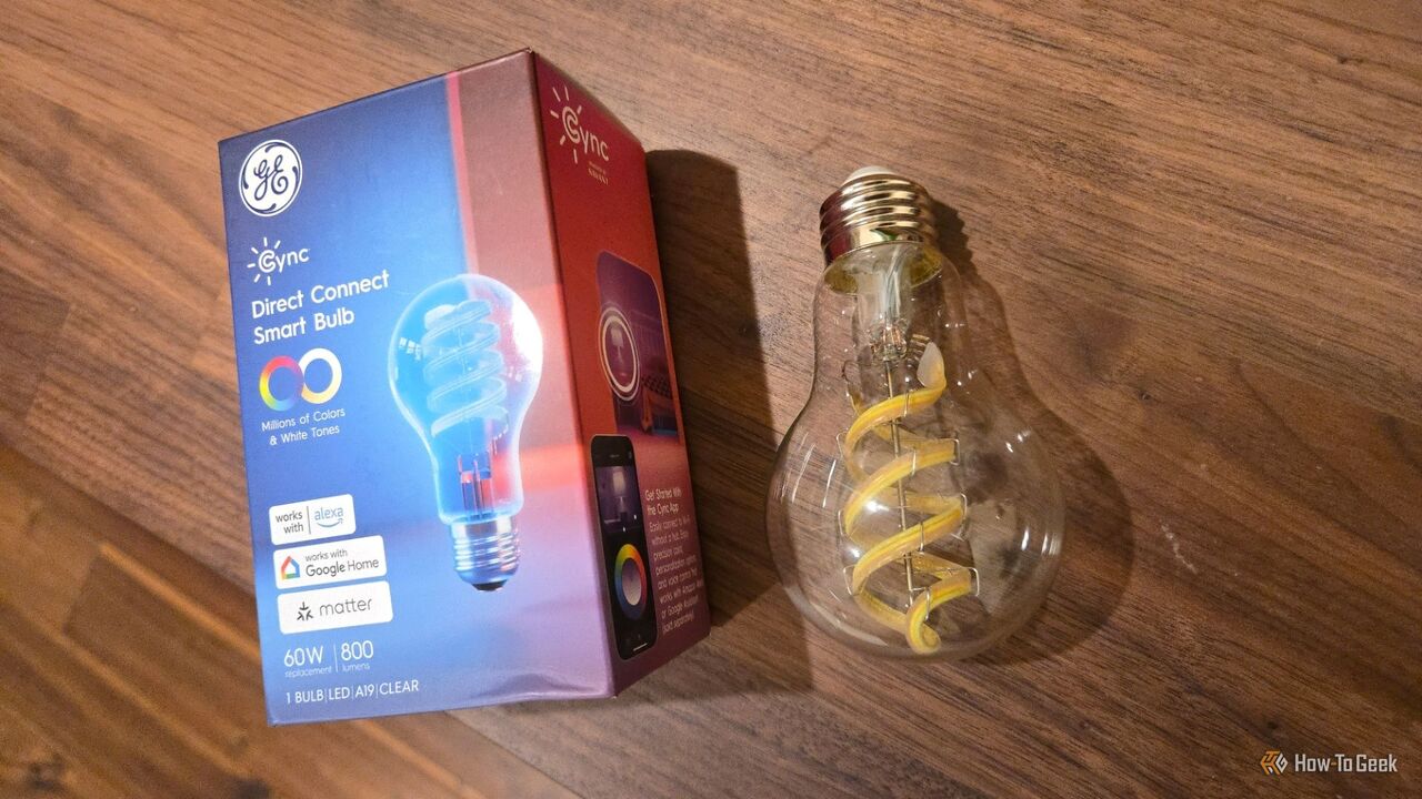 Cync クリア フルカラー スマート電球を小売ボックスの横に直接接続します。