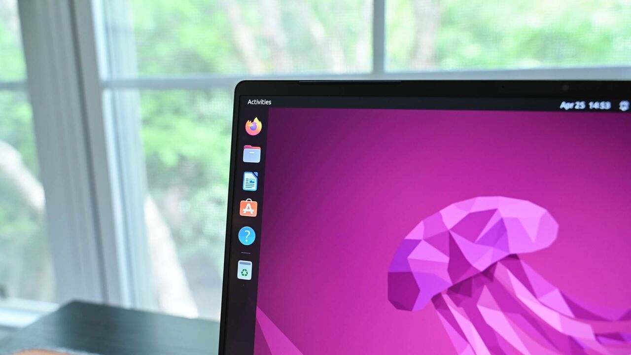 ラップトップ モニター上の Ubuntu デスクトップのサイド ツールバー。