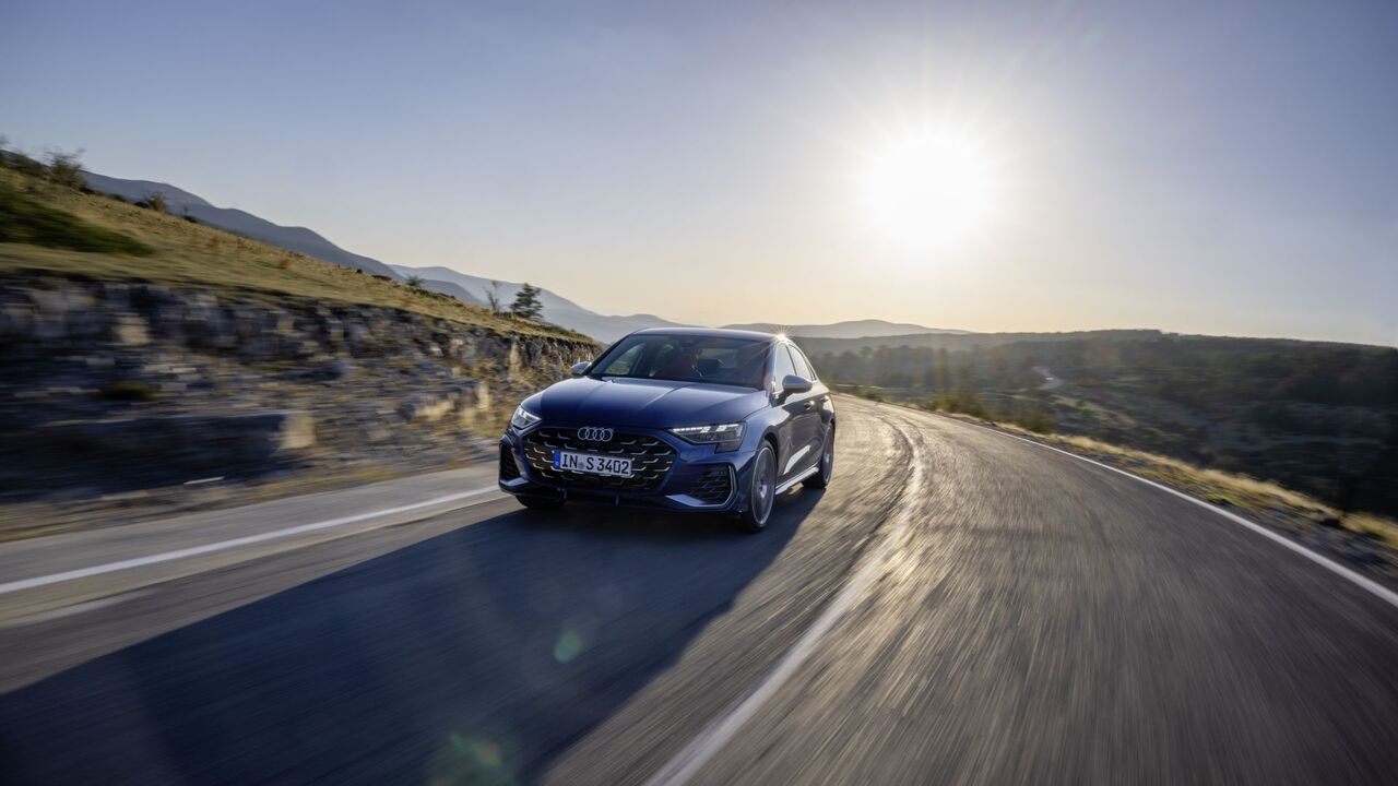 2025 Audi S3 のフロント 3/4 アクション ショット