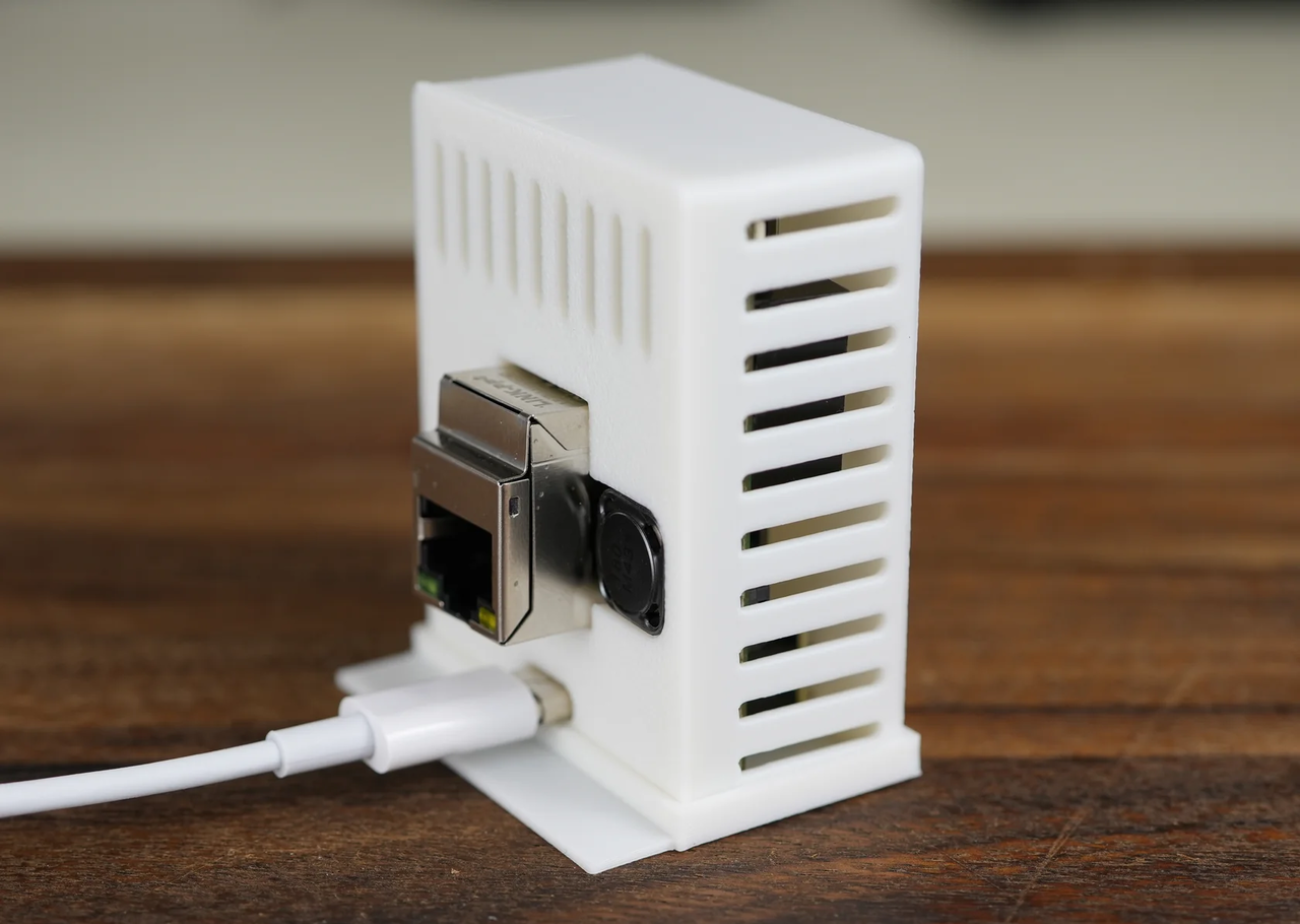 机の上の Apollo Automation R PRO-1 マルチセンサー。