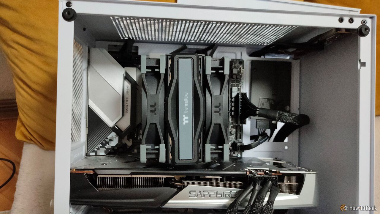 AIo クーラーを搭載し、ケースファンのない白い筐体の PC。