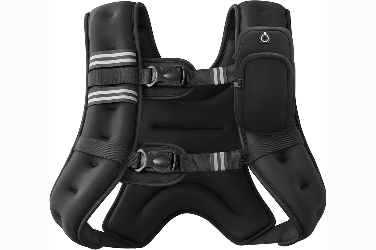 두 개의 회색 줄무늬 스트랩과 어깨에 작은 파우치가 있는 검정색 웨이트 조끼.