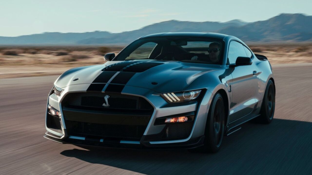 グレーの 2020 フォード マスタング シェルビー GT500 のダイナミックなフロント 3/4 ショット。