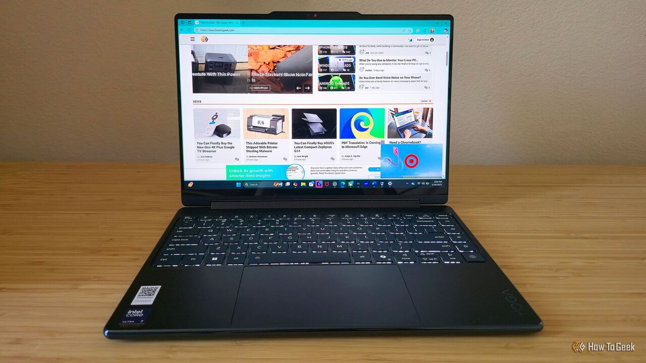Lenovo Yoga 9i 2-in1 Gen10 ラップトップが机の上に置かれています。