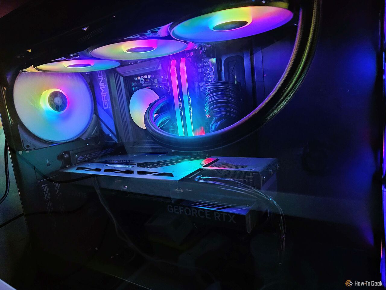 ゲーミング PC の内部。AIO クーラー、GPU、ケース ファンが示されています。