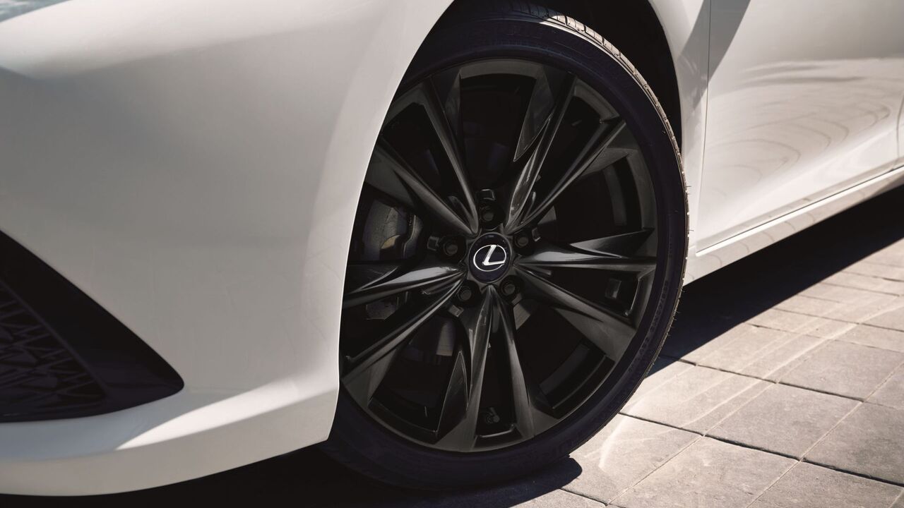 白い 2025 年型レクサス ES 350 のアロイ ホイールのクローズ アップ ショット。