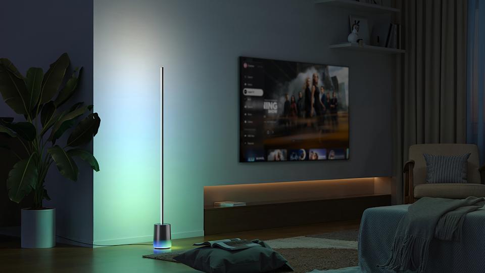 제품 라이프스타일 마케팅 이미지. 미래지향적인 플로어 램프는 어두운 거실에 파란색, 녹색, 흰색의 은은한 그라데이션을 더해줍니다.