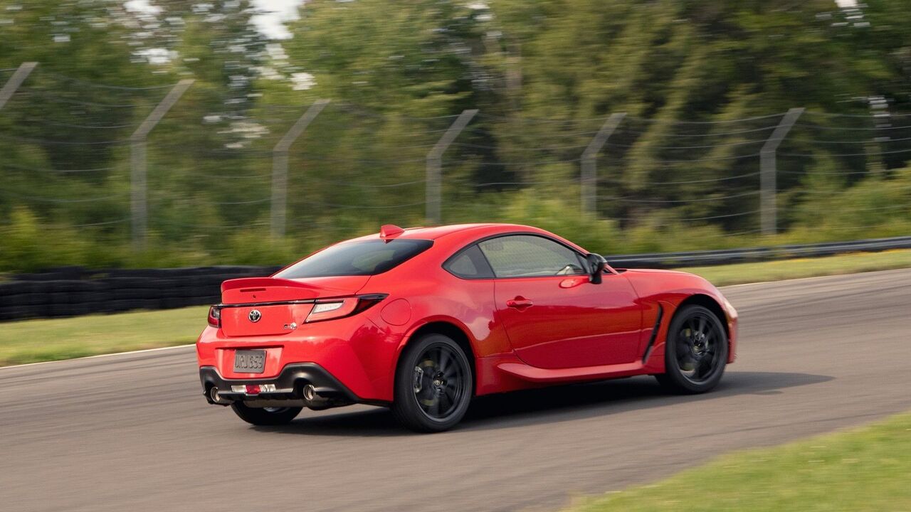 2022 トヨタ GR86 のリア 3/4 アクション ショット