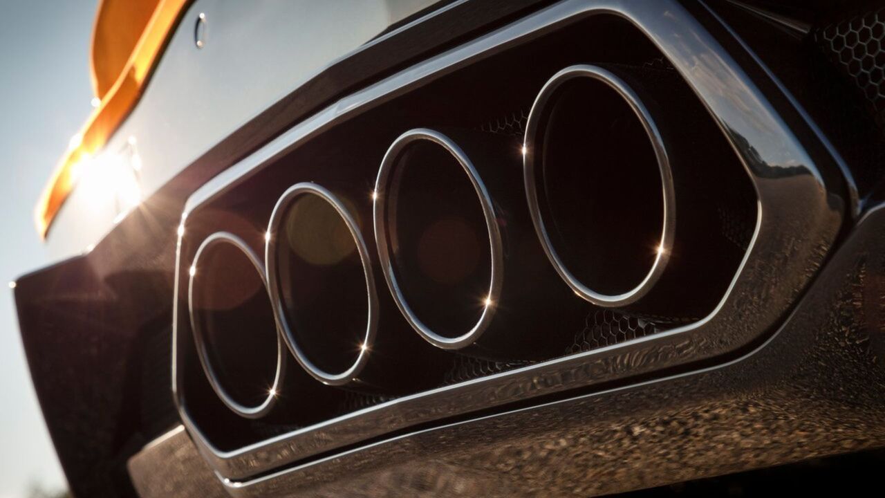 オレンジ色の 2023 シボレー コルベット Z06 のクワッド テールパイプのクローズ アップ ショット。