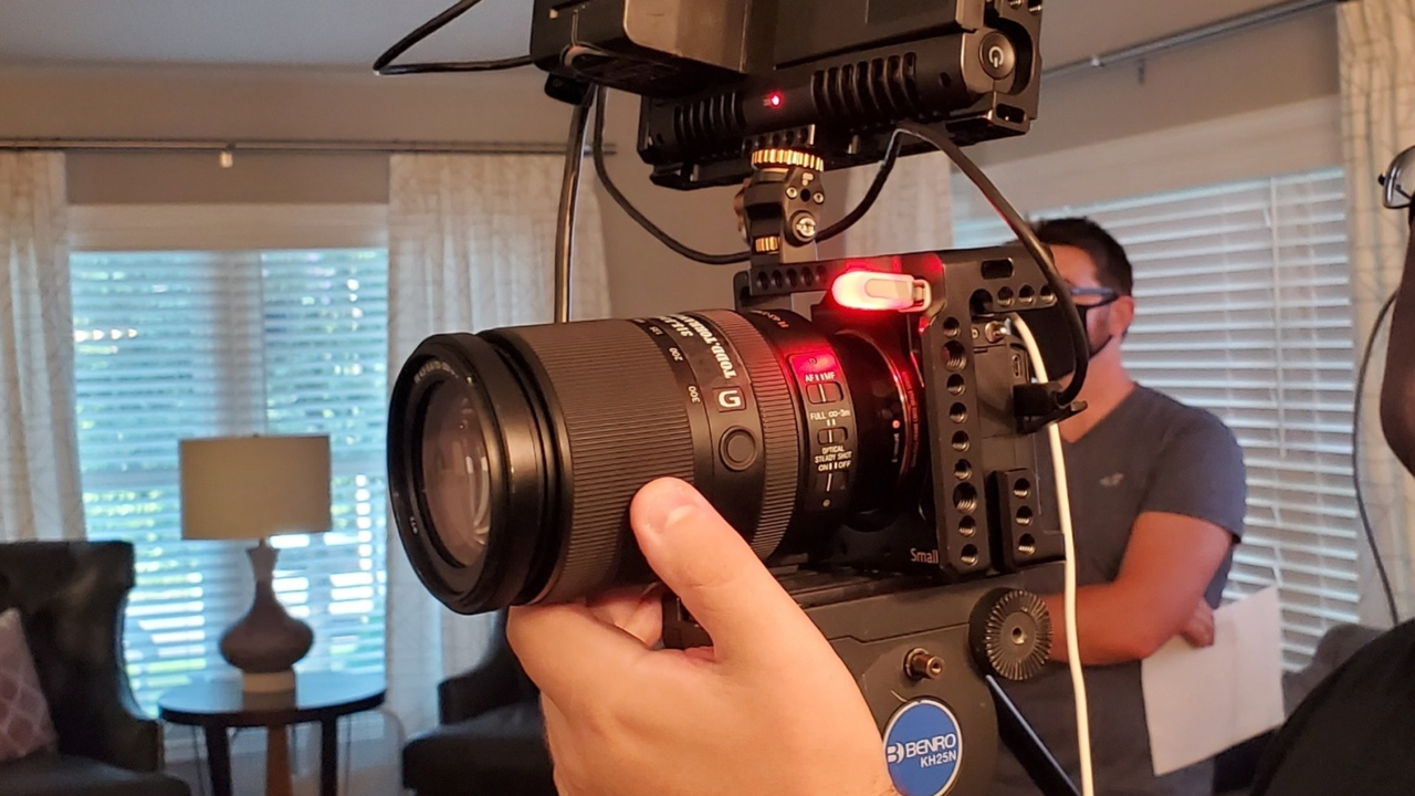 Sony カメラ ケージに取り付けられた、赤色に点灯するカメラ タリー ライト。