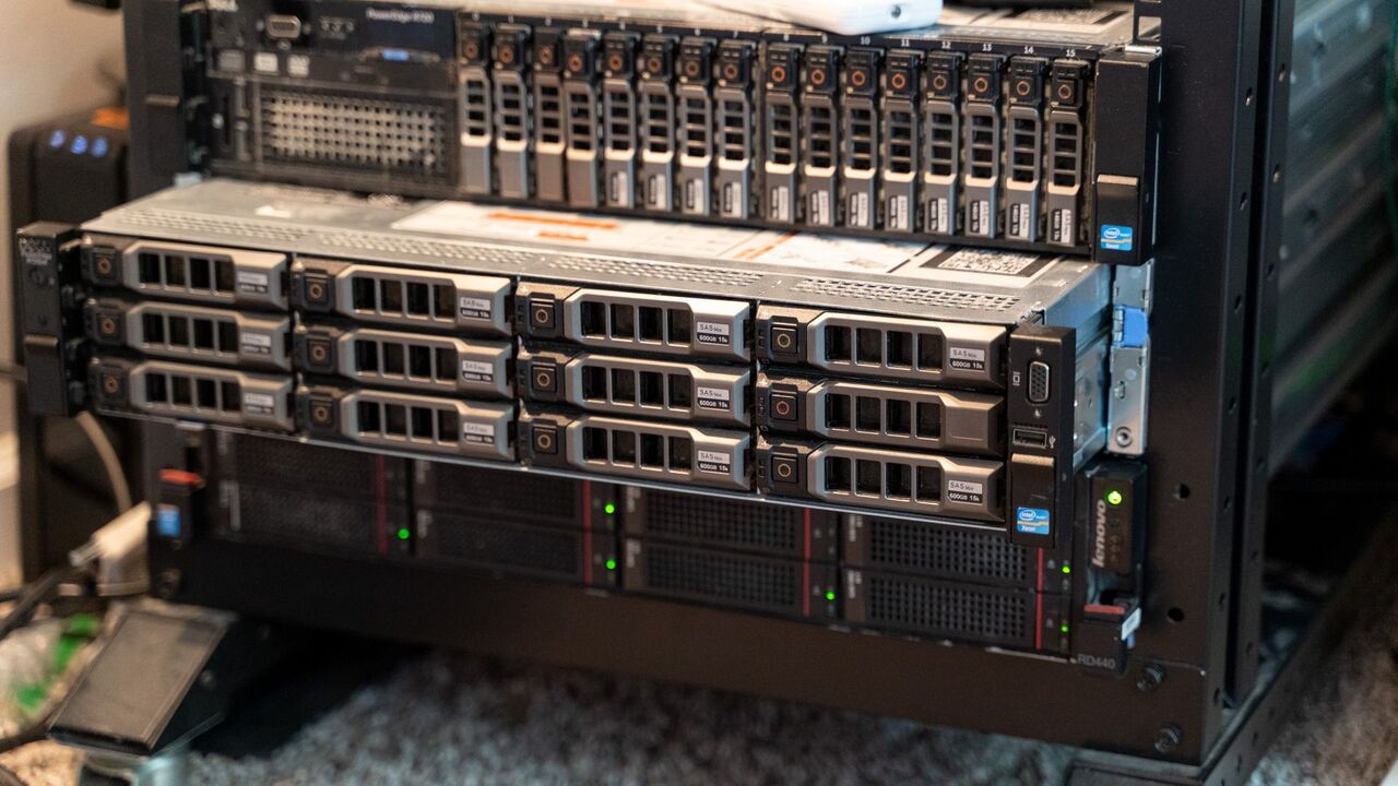 ラックマウント サーバーが、上下にある他のサーバーとともにラックからわずかに滑り出しました。