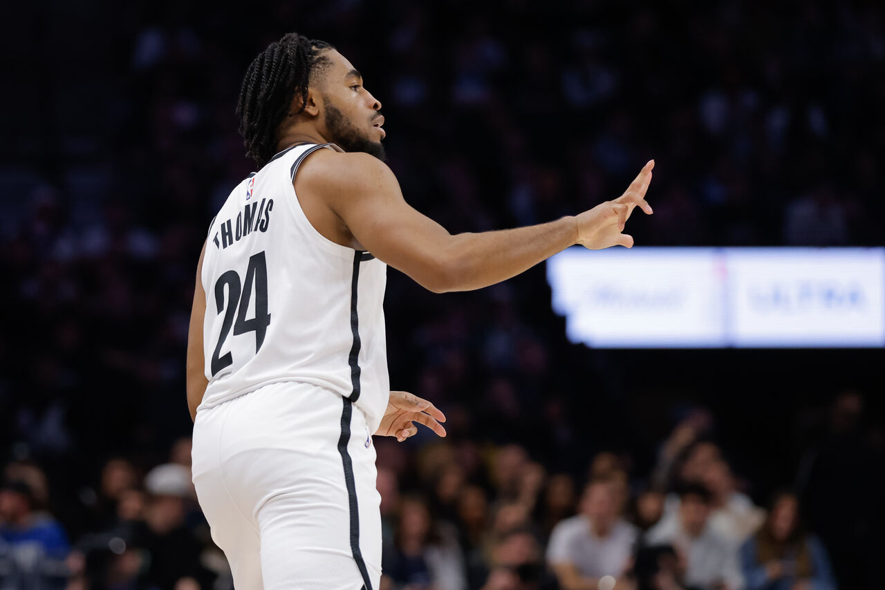 캠 토마스가 2025년 12월 27일 네츠-팀버울브스 경기에서 3점슛을 성공시킨 후 축하하고 있습니다.