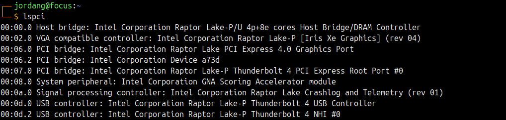 フラグのない lspci コマンドの出力を表示する Linux ターミナル。