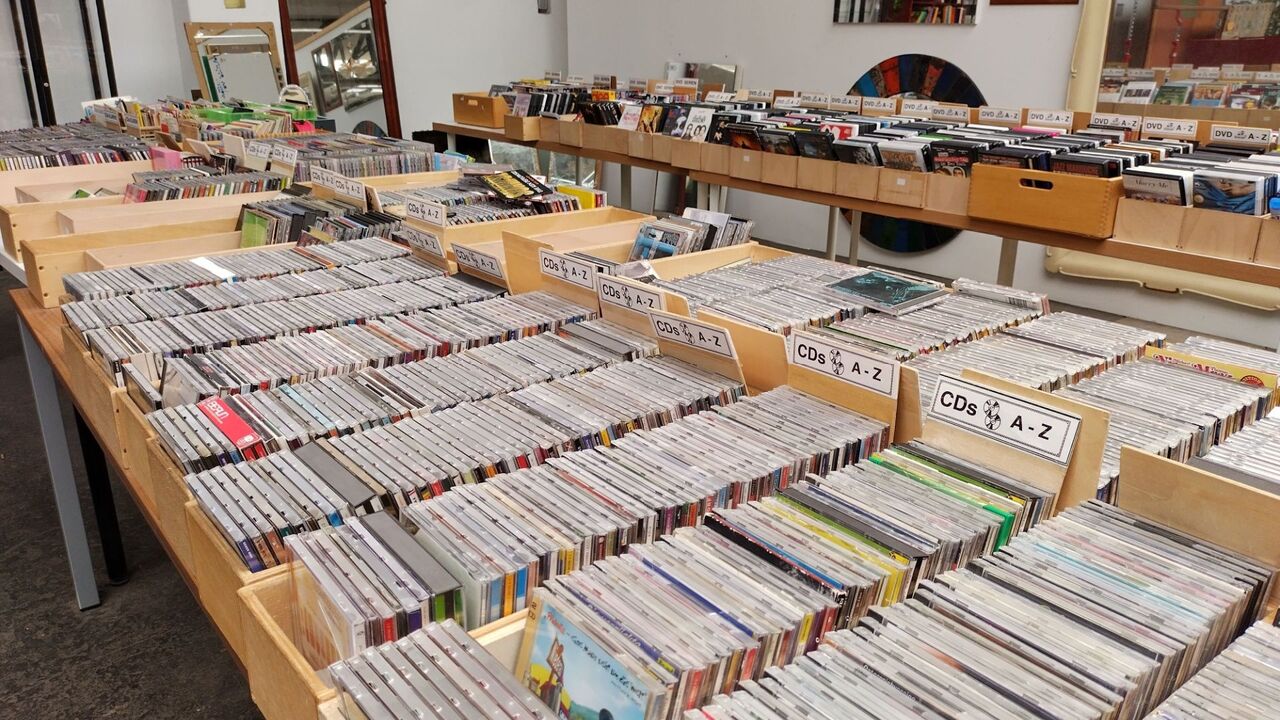 中古ショップの棚にはCDがいっぱい。