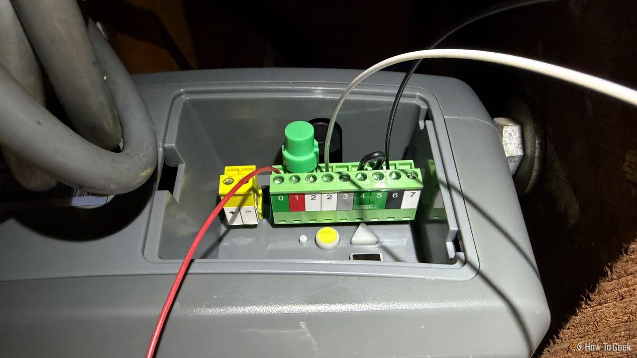 さまざまな端子にワイヤーが接続されたガレージドアオープナー。