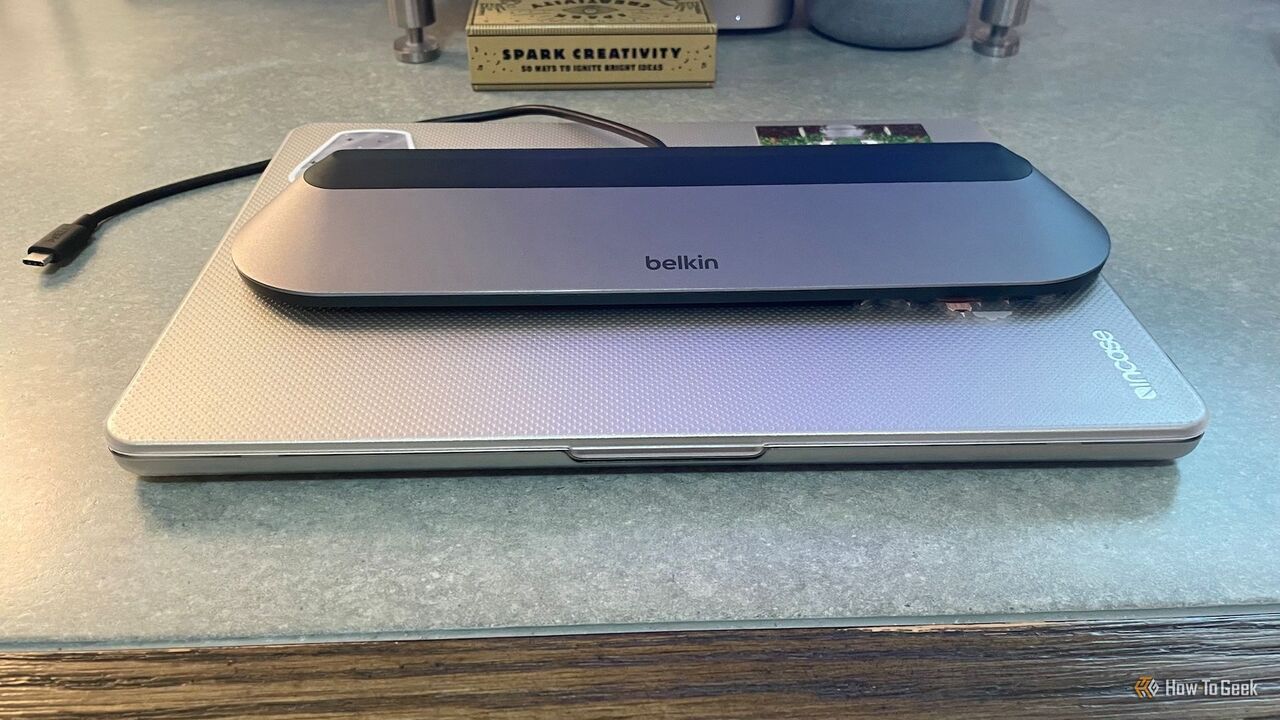 Belkin Connect 11-in-1 USB-C Pro Dock がラップトップの上に置かれています。