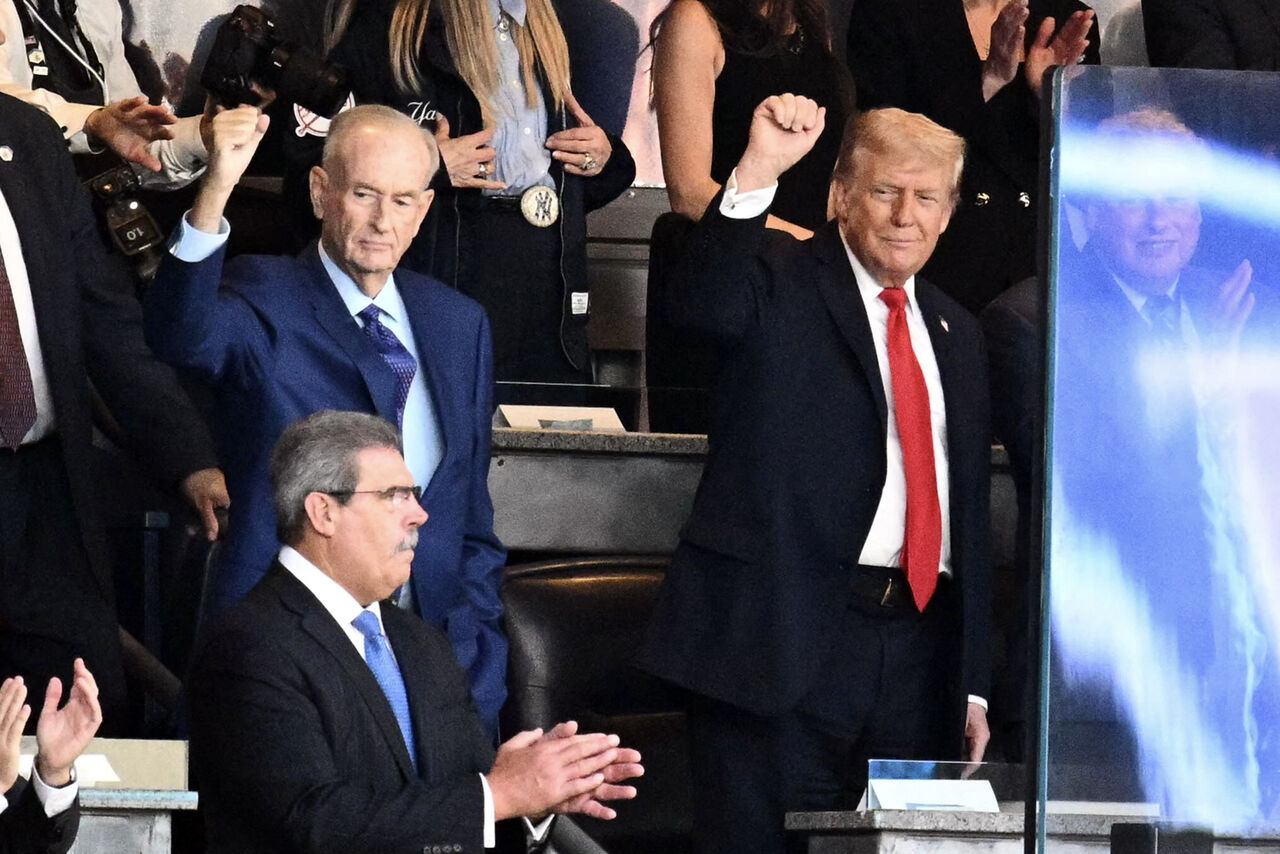 도널드 트럼프와 빌 오라일리가 야구 경기에서 주먹을 치켜세우고 있다.