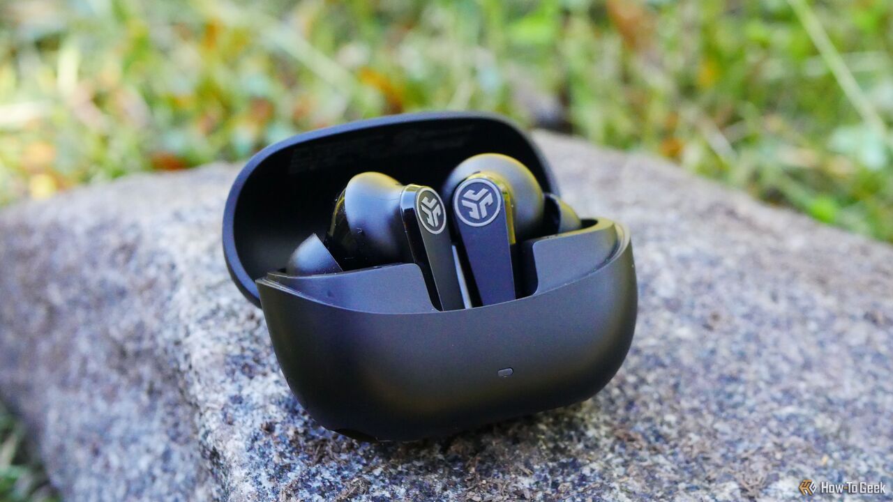ケース内の JLab GO Pods ANC イヤホン。