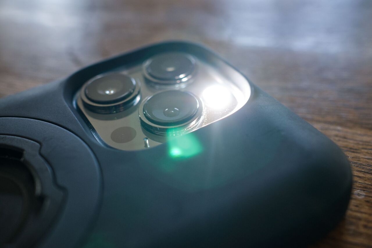 フラッシュライトが有効になっている iPhone 13 Pro。