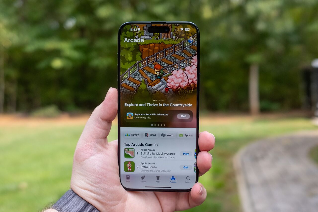 Apple iPhone 15 Pro Max で動作する Apple Arcade。