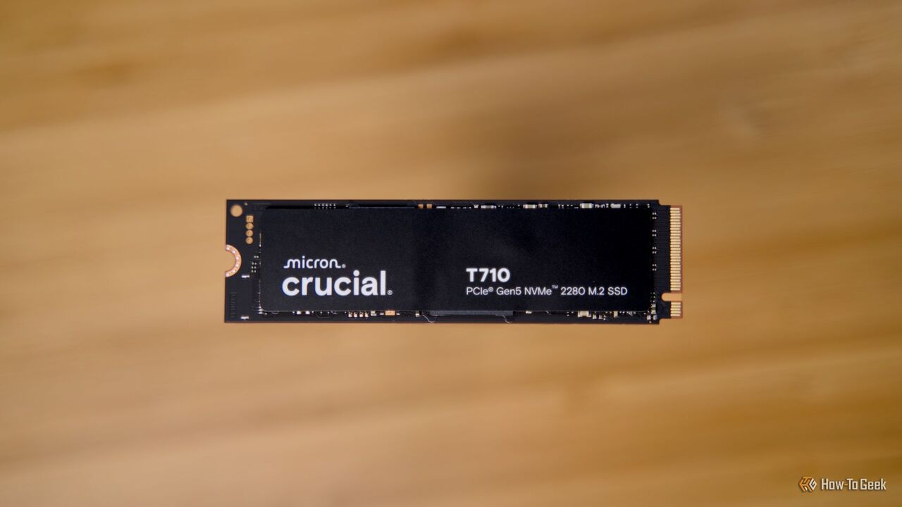 Crucial T710 PCIe Gen5 NVMe SSD を竹の机から持ち上げました。