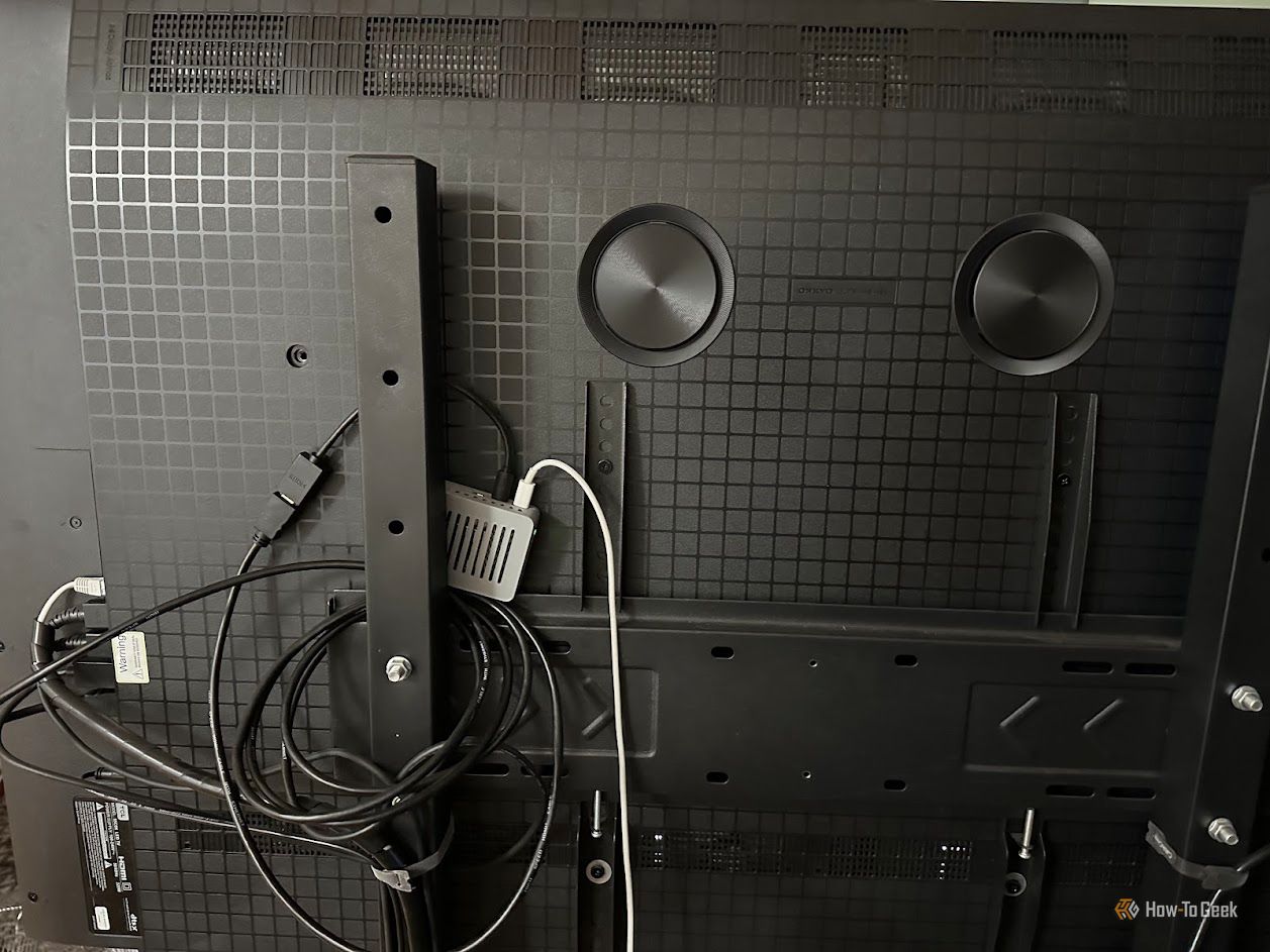 Raspberry Pi をケースに入れてテレビの背面に設置します。