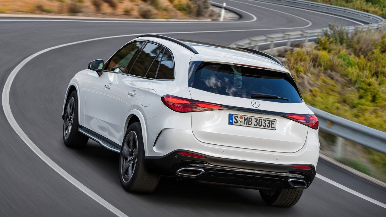 2023年型メルセデス・ベンツGLCのリア3/4アクションショット