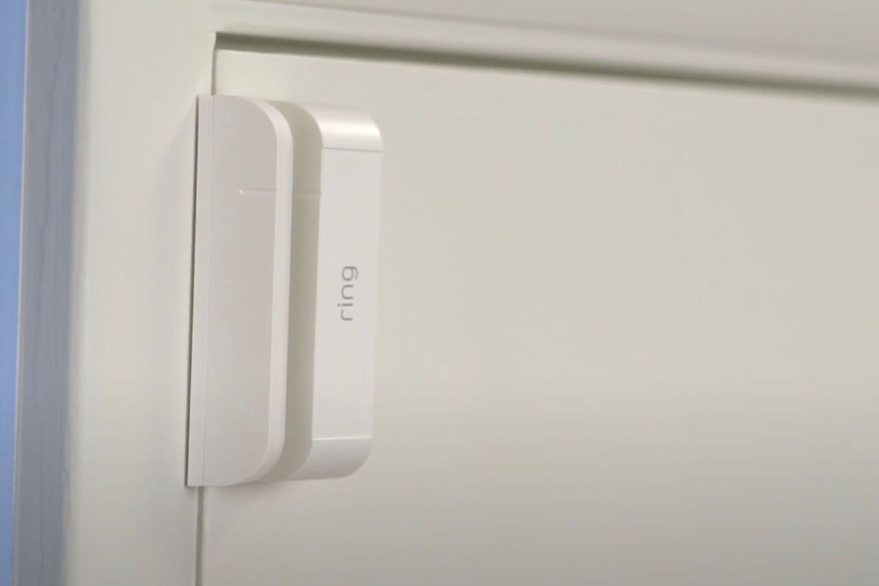 ドアに取り付けるリング状の接触センサー。 