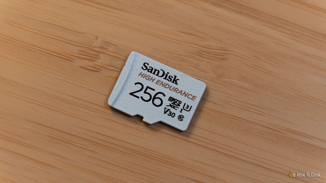 クラス 10、U3、および V30 定格の 256GB 高耐久性 microSD カード。